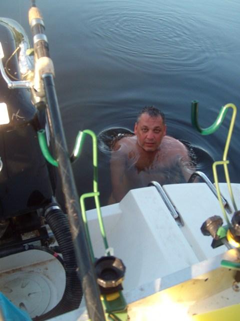 Bancuri - Un pescar, văzînd un confrate care stătea concentrat asupra apei, îl întreaba:
- Cum e apa astăzi
- E atît de minunată că nici peştelui nu-i vine să iasă din ea.